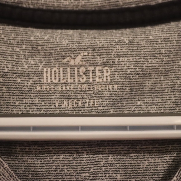 HOLLISTER Must Have Collection V Neck Tee - Picture 2 of 4